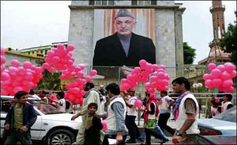 دنیا کو امن کا پیغام دینیکے لئے افغان نوجوانوںنے اڑائے گلابی غبارے