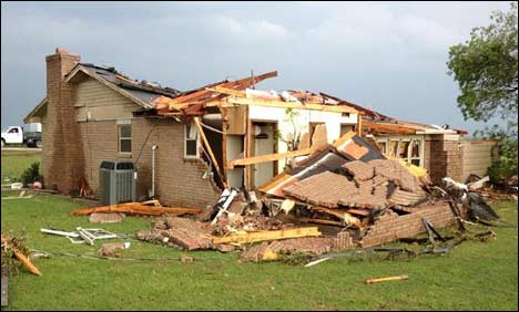 اوکلاہاما میں طوفان کی وجہ سے کالے بادل شہر کی جانب