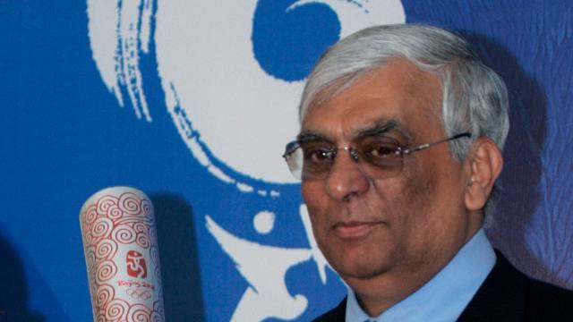 پی او اے کے صدر عارف حسن اور سیکرٹری خالد محمود پر تاحیات پابندی