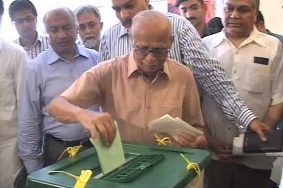 آرمی چیف نے راولپنڈی اور چیف الیکشن کمشنر نے کراچی میں ووٹ ڈالا