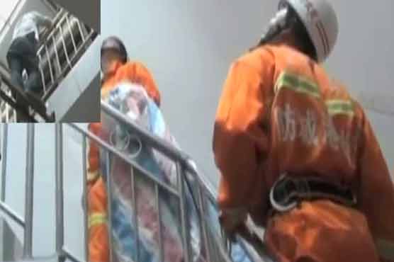 چین : خودکشی کیلئے چھلانگ لگانے والے کو فضا میں ہی بچا لیا گیا