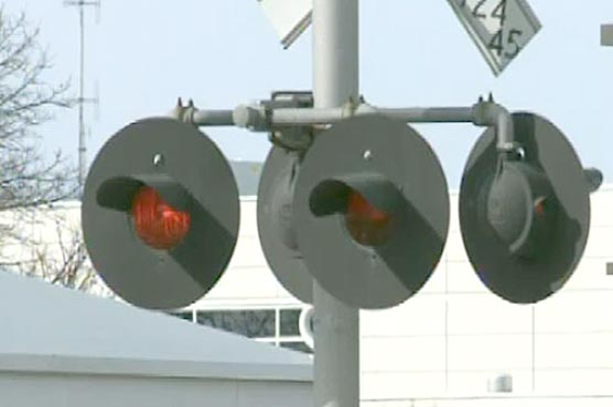 کولمبیا : ایک چور خاتون کا بیگ چھینتے ہوئے ٹرین کی زد میں آ گیا