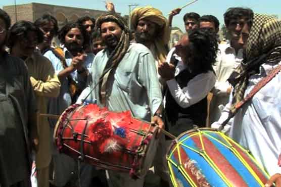 ڈی آئی خان کا آزاد امیدوار رقص کرکے ووٹرز کو متوجہ کرنے لگا