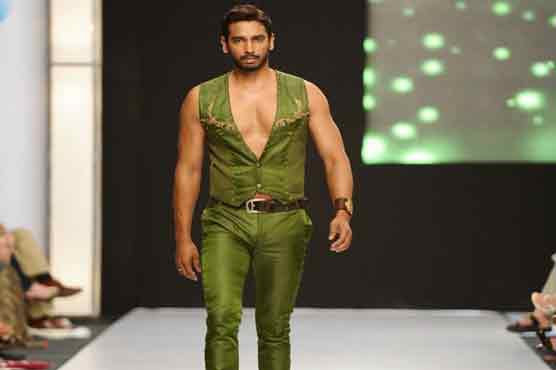 کراچی میں فیشن شو ، مردوں نے ملبوسات کی نمائش کی