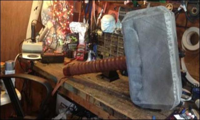 ہالی ووڈ فلم تھور کے مداح نے سپر ہیرو کا دیوہیکل ہتھوڑا تیار کر لیا