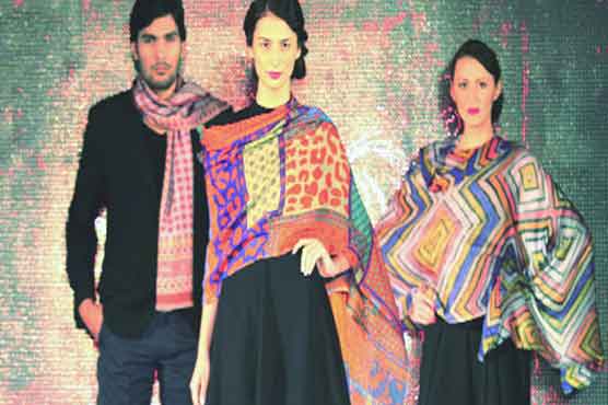 بھارت میں منفرد فیشن شو،ماڈلز کی شالز اوڑھ کر واک