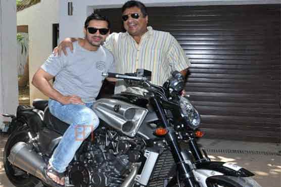 جان ابراہام نے سنجے گپتا کو بائیک تحفے میں دیدی