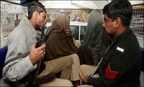 کراچی : مکان پر چھاپہ ، 475  کلو گرام دھماکا خیز مواد برآمد ، 3 گرفتار