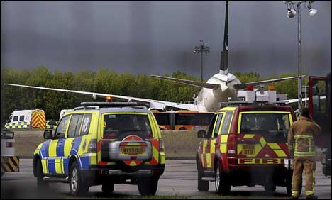 طیارے میں دھمکی دینے والے دونوں افراد کو کل عدالت میں پیش کیا جائے گا