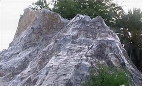 پشاور: ریڈیو پاکستان احاطے میں چاغی پہاڑ ماڈل خستہ حالی کا شکار