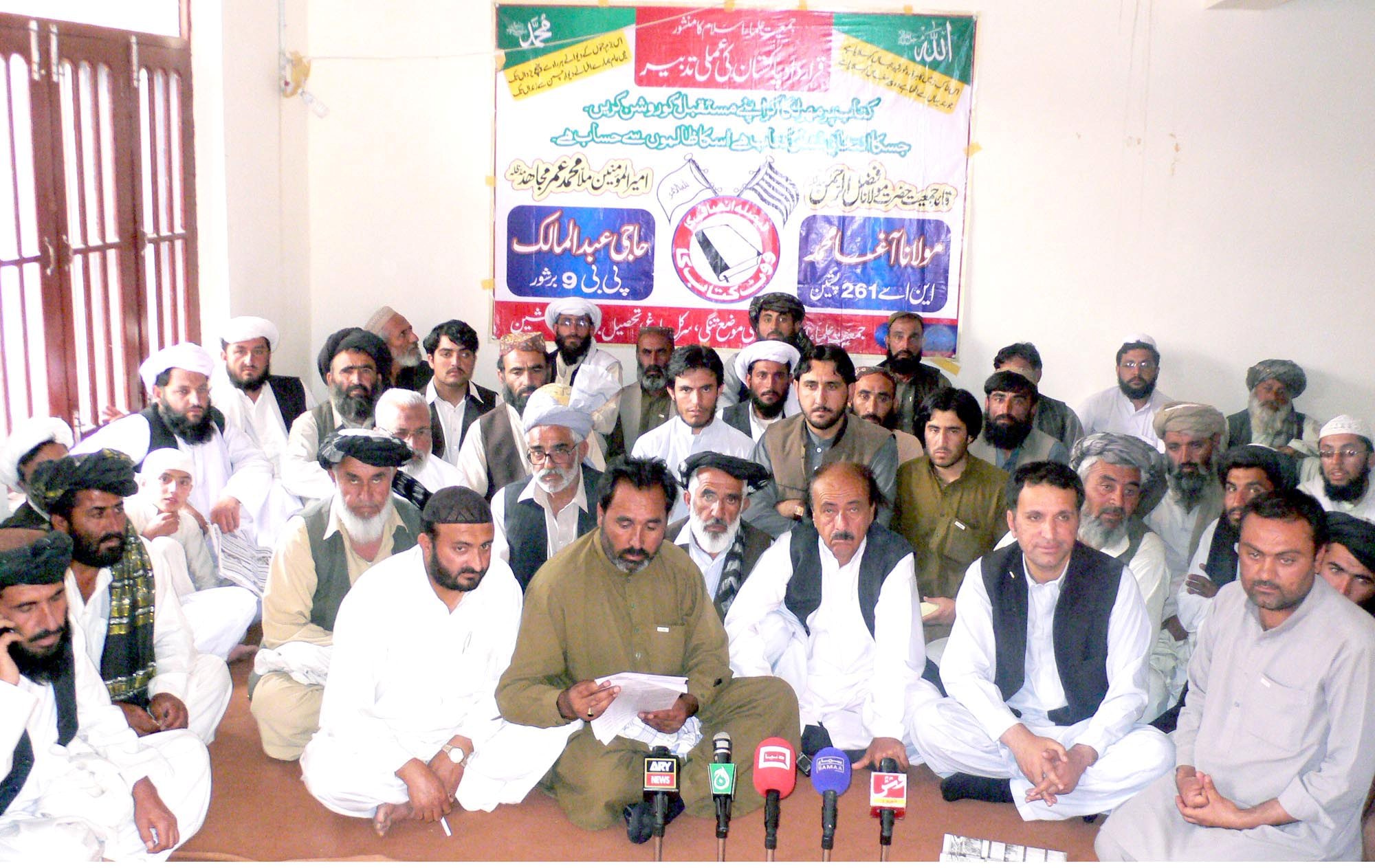 پشین جمیت علماء اسلام کے سرگرم رھنمام احمد خان کاکڑ حاجی شاھجھان کاکڑ مشترکہ پریس کانفرنس سے خطاب کر رھے ھیں