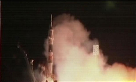 قزاقستان سے روسی خلائی راکٹ تین خلانوردوں کو لے کر روانہ ہو گیا