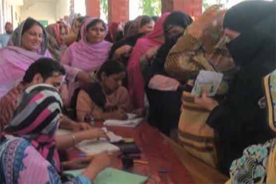 سیالکوٹ : خواتین کے پولنگ سٹیشن پر مرد عملہ لگا دیا