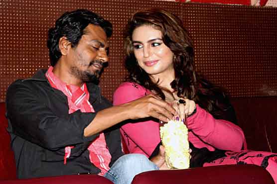 نواز الدین صدیقی اور ہما قریشی بالی وڈ فلم شارٹس میں ان ایکشن