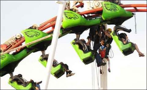 چین: اٹھانوے فٹ کی بلندی پر رولر کوسٹر میں پھنسے 11 افراد کو بچا لیا گیا