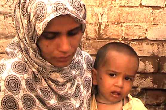 حافظ آباد : سوتیلے باپ کا ڈیڑھ سالہ بچے پر تشدد، آگ لگا دی