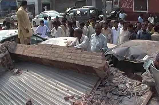 حافظ آباد : چھت گرنے سے 5 افراد زخمی، 6 گاڑیاں ملبے میں دب گئیں