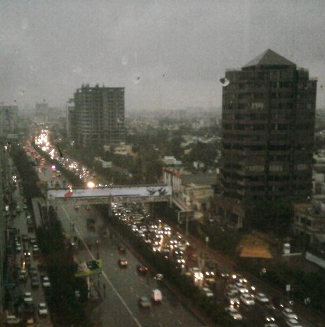 کراچی میں تیز بارش کا سلسلہ شروع، موسم خوشگوار ہو گیا