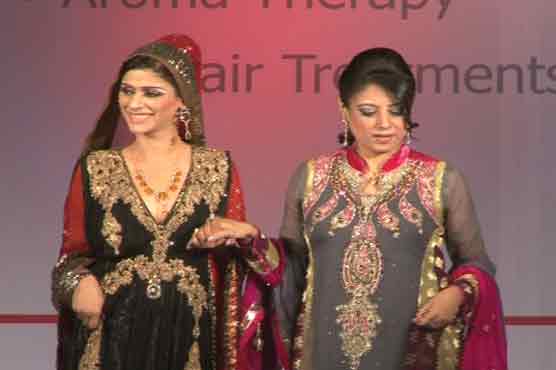 لاہور: سمر فیشن ویک میں ماڈلز کی تیاری اور جلوے