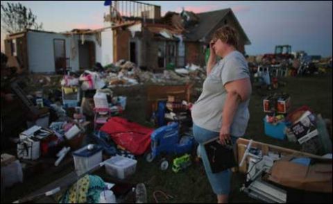 اوکلاہوما : ٹارنیڈو کے شکار شہری اپنے آشیانے کو سنوارنے لوٹ آئے