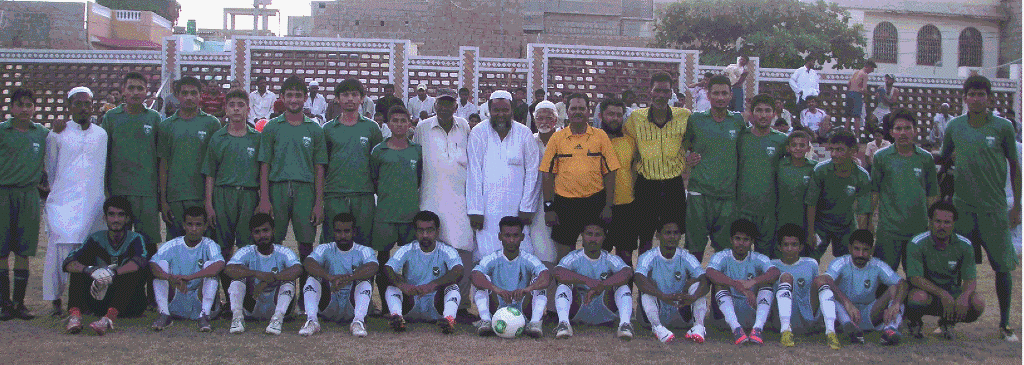آل سندھ ینگ آزاد گولڈن جوبلی بال ٹورنامنٹ میں کراچی ککرز اور عثمان شھید فٹ بال کلب کے کھلاڑیوں کا ٹورنامنٹ کمیٹی کے ھمراہ گروپ فوٹو