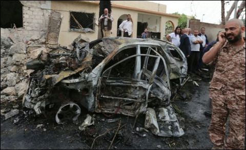 طرابلس : اطالوی سفارت کارکی گاڑی میں نصب بم دھماکے سے پھٹ گیا