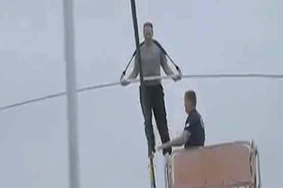 امریکی مہم جو کا 1500 میٹر بلندی پر رسی پر چلنے کا کارنامہ