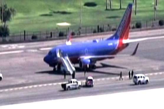 بم سے اڑانے کی دھمکی پر طیارے کو فینکس میں اتار لیا گیا