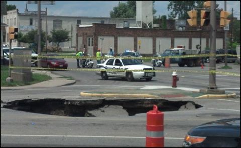 ٹولیڈو : گڑھے کے باعث گاڑی میں سوار خاتون حادثے کا شکار