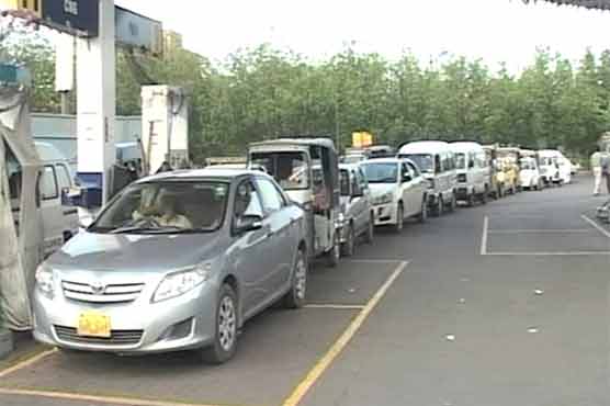 کراچی سمیت سندھ بھر میں سی این جی سٹیشنز کھل گئے،گاڑیوں کی قطاریں