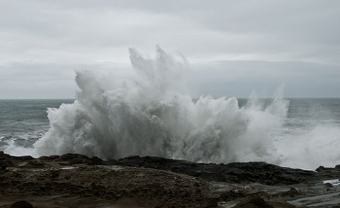 سانتیاگو : تیز آندھی کے بعد بلند سمندری لہریں ساحل سے ٹکرا گئیں