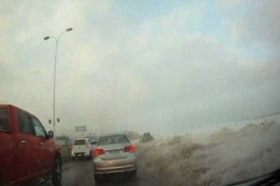 چلی اور پیرو کے ساحلی علاقے میں بپھری لہریں، ایک شخص زخمی