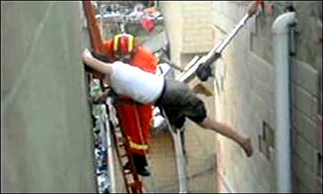 چین : بجلی کے تاروں پر گرنے والی خاتون کو بچالیا گیا