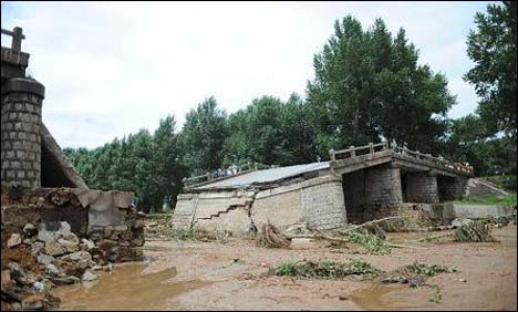 چین : مٹی کے تودے سے اپنے گھروں میں محصور9 افراد کا بچا لیا گیا