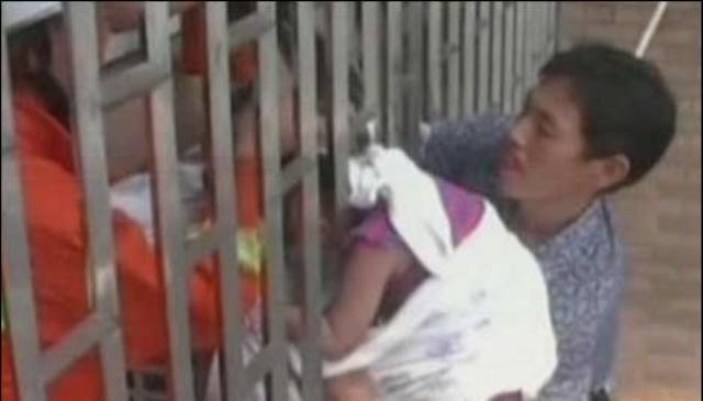 چین : 24 منزلہ عمارت کی کھڑکی کے جنگلے میں پھنسی 5 سالہ بچی بچالی گئی