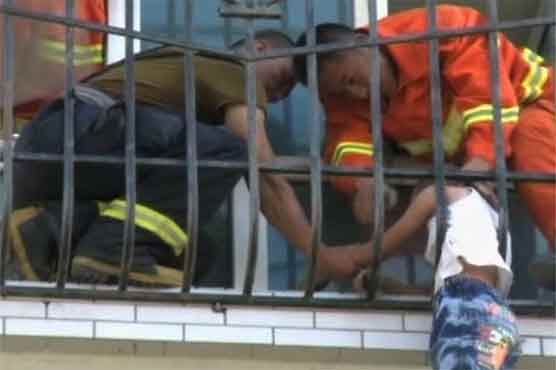 چین : جنگلے میں پھنسے بچے کو ریسکیو اہلکاروں نے باہر نکال لیا