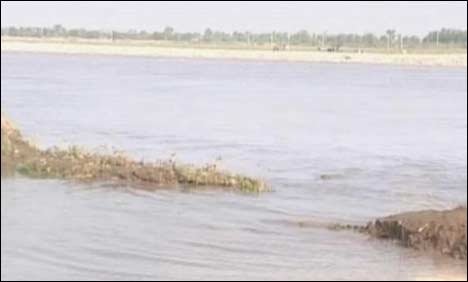 گھوٹکی فیڈر نہر میں 20 فٹ چوڑا شگاف پڑ گیا