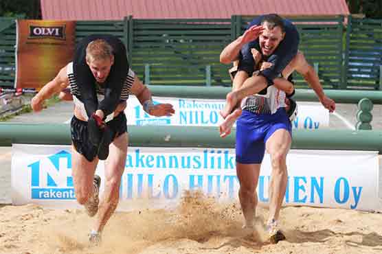 فن لینڈ میں بیویوں کو اٹھا کر دوڑنے کا مقابلہ