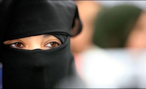 فرانس: حجاب کے معاملے پر کشیدگی بدستور جاری