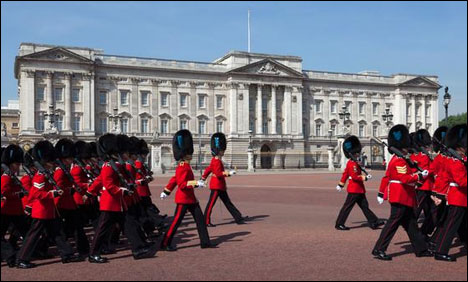 ننھے مہمان کی آمد پر شاہی افواج کا بکنگھم پیلس سامنے مارچ پاسٹ