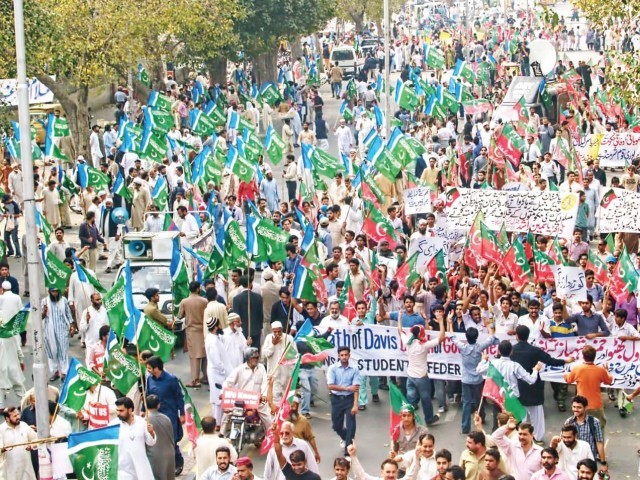 اسلامی جمعیت طلبا کا بنگلا دیش کے رہنماوں کو سزاوں کے خلاف احتجاجی مظاہرہ