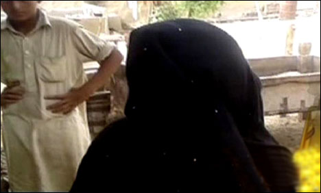 خانیوال : شادی کا جھانسہ دے کر لوگوں کو لوٹنے والی خاتون پکڑی گئی