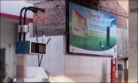 لاہور: رہائشی علاقوں میں قائم سی این جی اسٹیشنز کے کنکشن کاٹنے کا عمل شروع