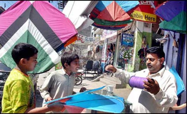 لاہور : پتنگ کی ڈور نے موٹر سائیکل سوار کا گلا کاٹ دیا