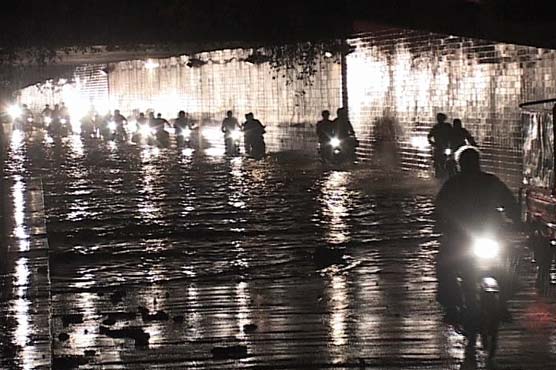 لاہور سمیت پنجاب کے کئی شہروں میں بارش، کراچی میں بوندا باندی