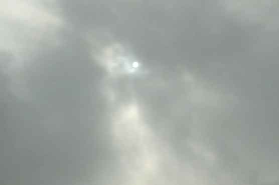 لاہور میں بادلوں اور سورج کی آنکھ مچولی جاری