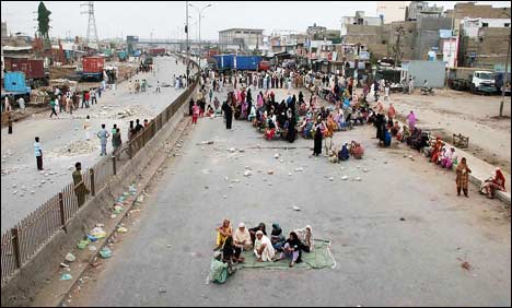 لیاری کشیدگی، درجنوں خاندان بلدیہ ٹاون کے اسکول میں پناہ لینے پر مجبور