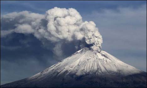 میکسیکو میں آتش فشاں پہاڑ نے راکھ اگلنا شروع کر دی