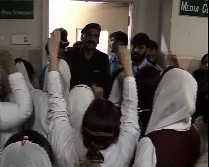 نشتر اسپتال ملتان میں نرسنگ سپرنٹنڈنٹ کے خلاف نرسوں کا احتجاج