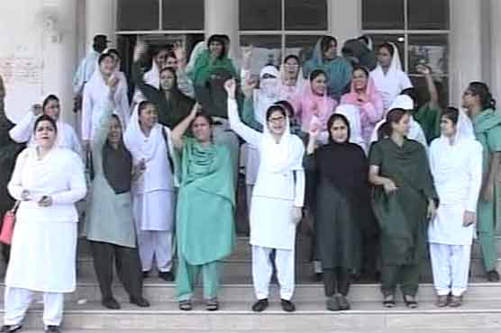 ملتان ، نشتر ہسپتال کی نرسوں کا سپریٹنڈنٹ کے ناروا رویے کیخلاف احتجاج